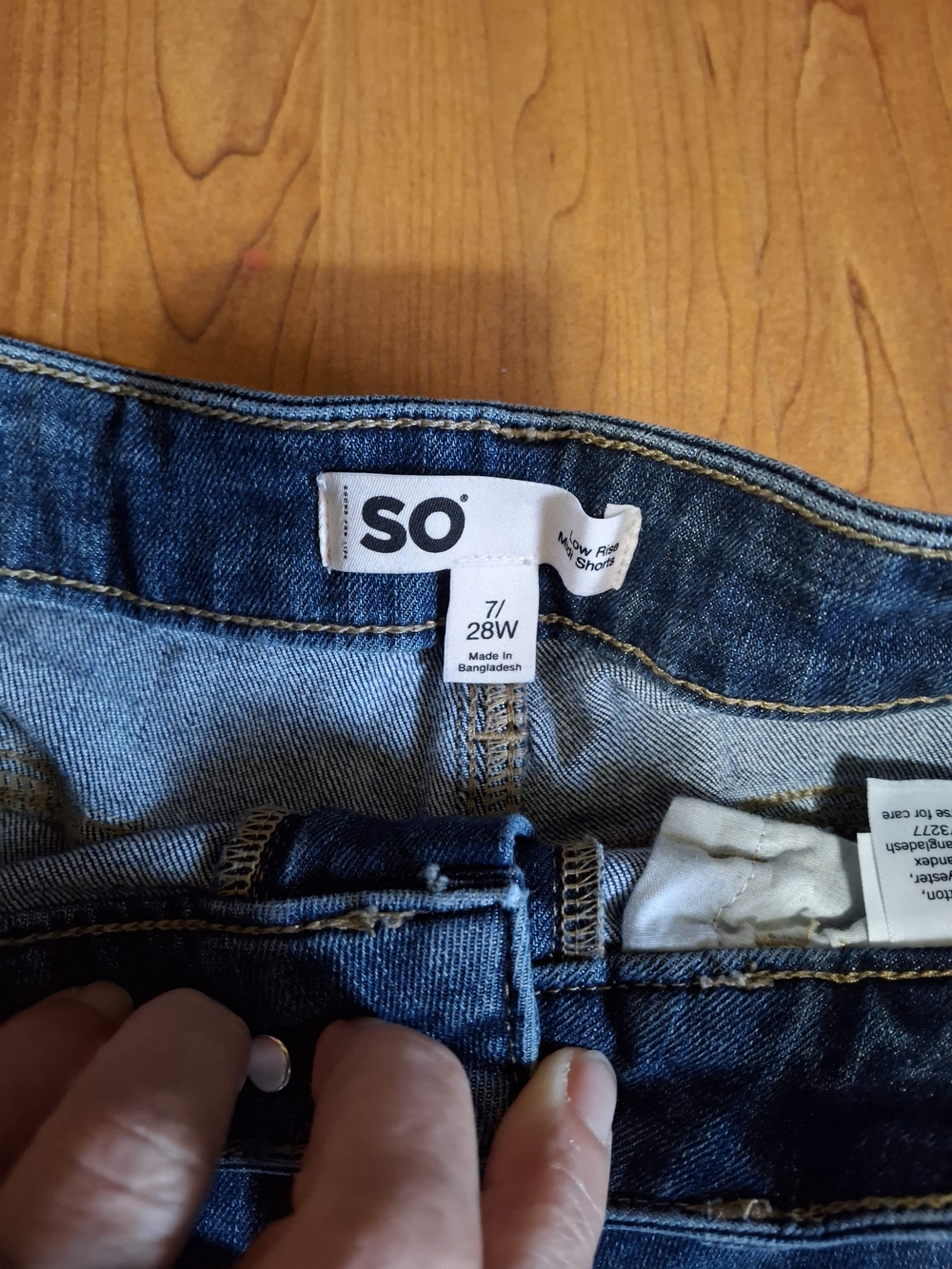 SO Mid-Rise Distressed Denim Shorts Size 7/28W (CFD 063)